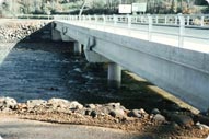 Puente sobre r&iacute;o Bernesga